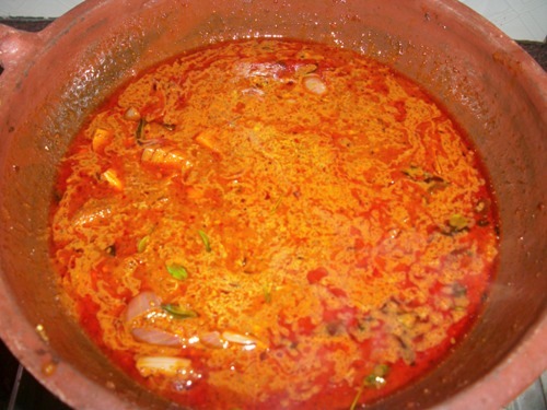 Vathakulambu(Spicy Tamarind Gravy) - Yummy Tummy