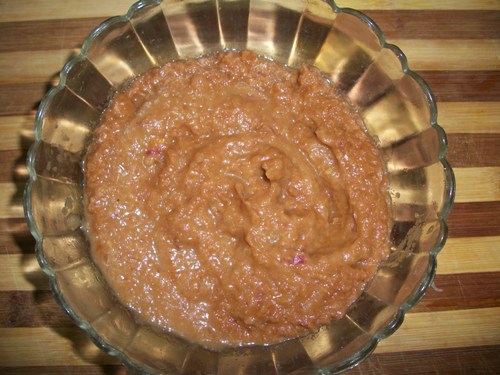 take ground onion chutney in a bowl.