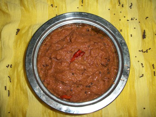 serve onion chutney with idli or dosa
