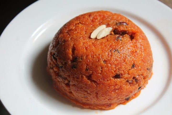 Indian carrot halwa served