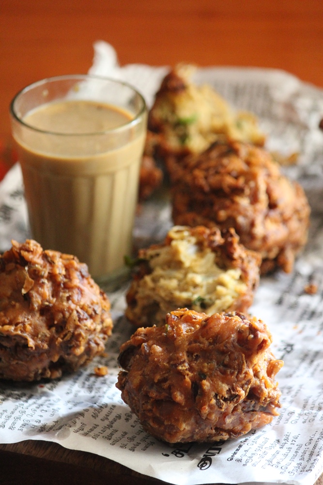 close shot of ulli vada served with masala chai