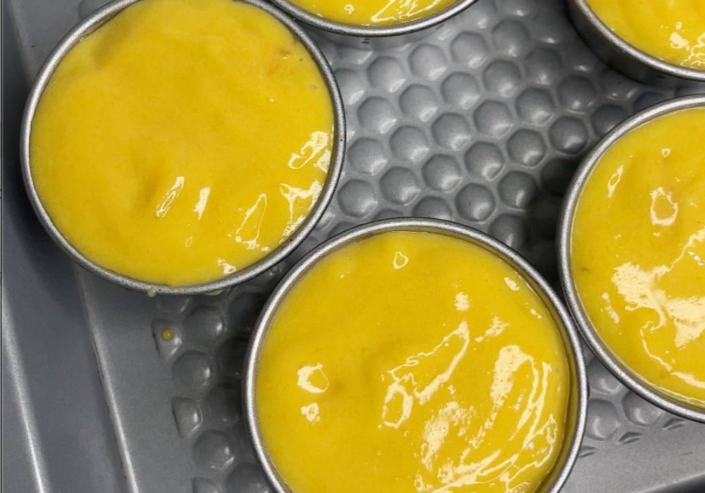 fill pudding moulds with mango pudding