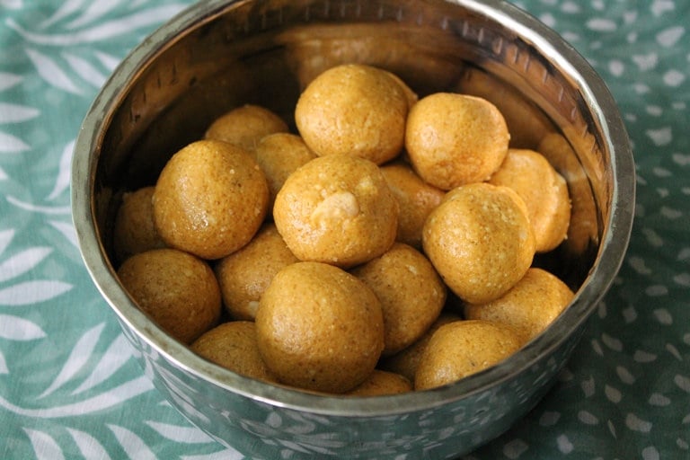 Besan Ladoo (Besan Ka Ladoo) / Gram Flour Ladoos / Sweet Chickpea Flour