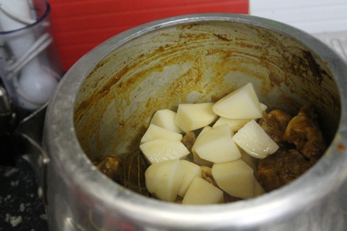 Murghanu Shaak / Gujarati Chicken Curry - Yummy Tummy