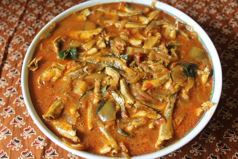 Nethili Meen Kulambu (Without Coconut) / Anchovies Cooked in a Spicy Tamarind Sauce - Yummy Tummy