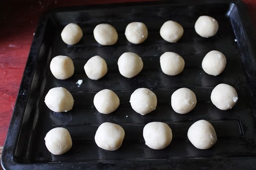 arrange whole wheat ghee biscuits in a baking tray