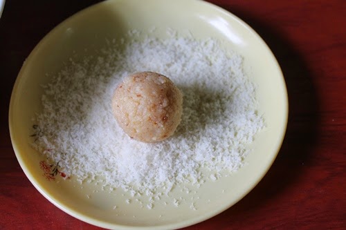 roll each coconut ladoo in desiccated coconut