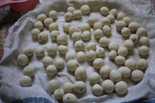 seedai balls drying in a dry cloth to remove excess water