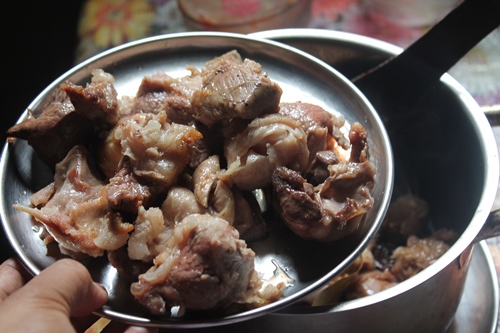 add all the seared lamb into the pot for making mutton rogan josh