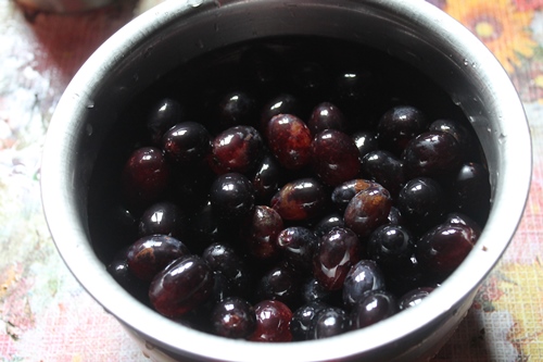 take grapes in a bowl for making Arabian Pulpy Grape Juice