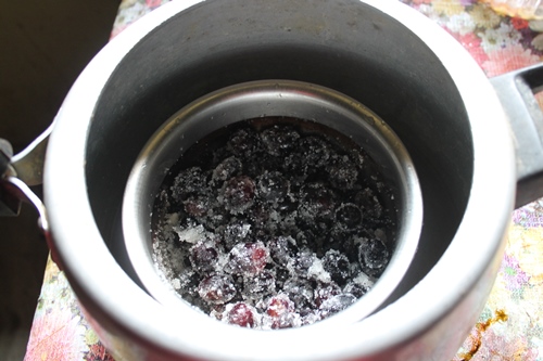place the grape bowl inside the cooker for making Arabian Pulpy Grape Juice