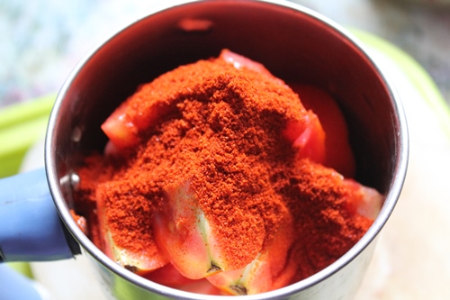 chilli powder added in tomatoes