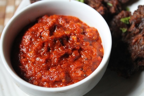 red capsicum chutney in bowl