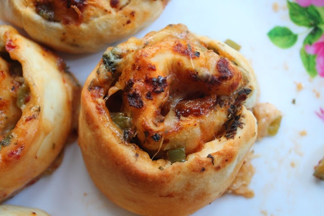 Pizza Pinwheels Recipe - Cheesy Pizza Pinwheels Recipe - Yummy Tummy