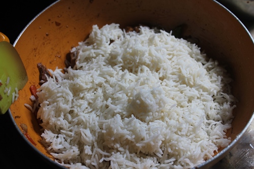 add cooked rice to chicken