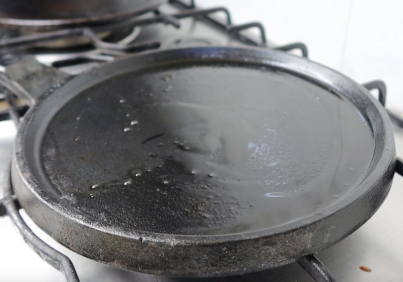 heat cast iron pan drizzle little olive oil
