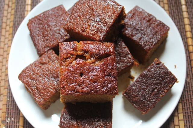 Gingerbread served in a white plate