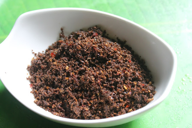 Erotik massaj paytida u chuqur boshashib, oyoqlarini yoydi.