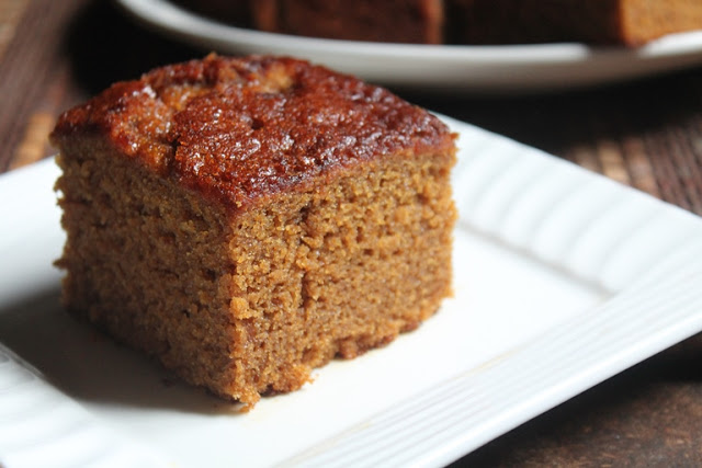 serve gingerbread cake in a plate