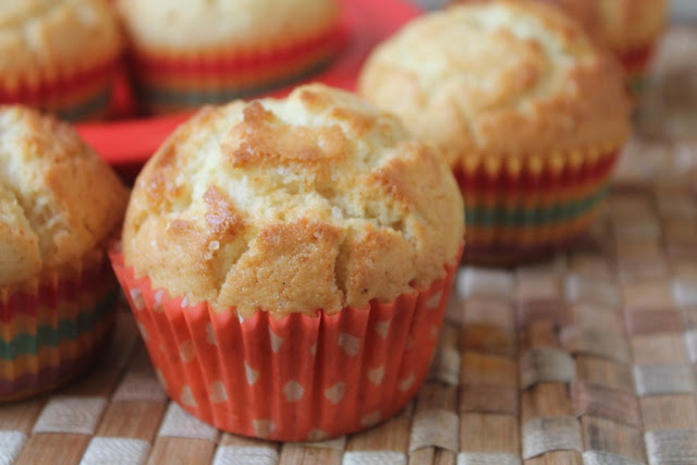 vanilla muffins with perfect muffin tops