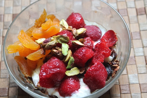 Granola & Yogurt Breakfast Fruit Bowl - Yummy Tummy