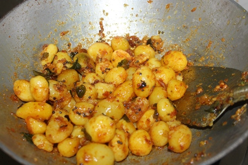 Baby Potato Poriyal Recipe - Baby Potato Roast Recipe - Yummy Tummy