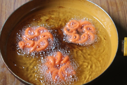 fry jangri in oil till crispy