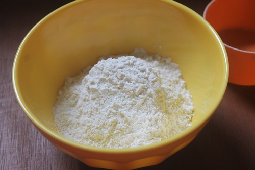 take plain flour in a bowl