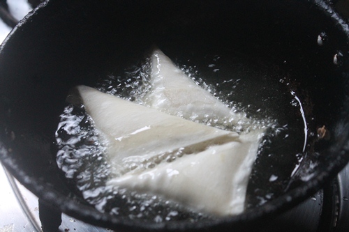 fry cheese samosa in oil