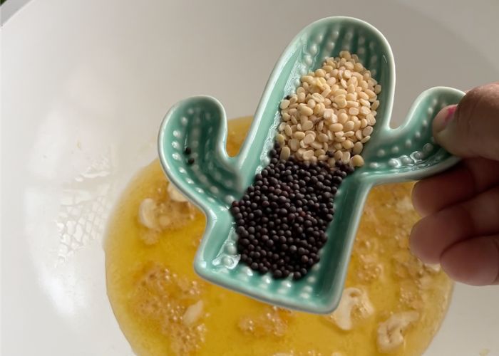 add mustard seeds and urad dal in oil