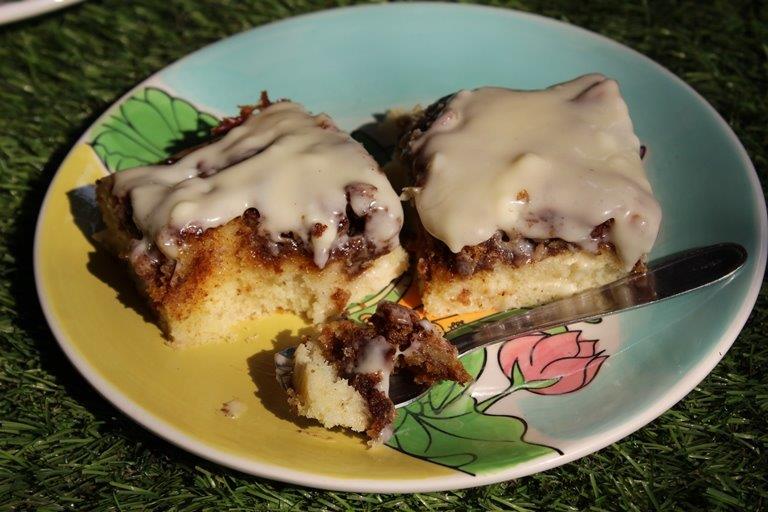 cinnamon roll cake