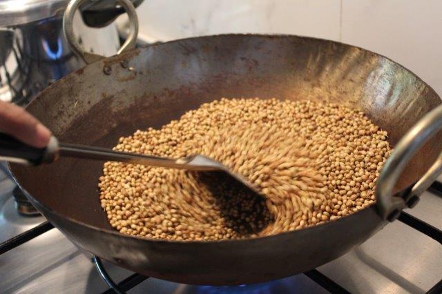 making coriander powder