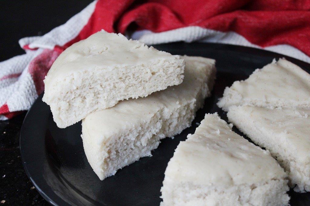 Vattayappam sliced and served