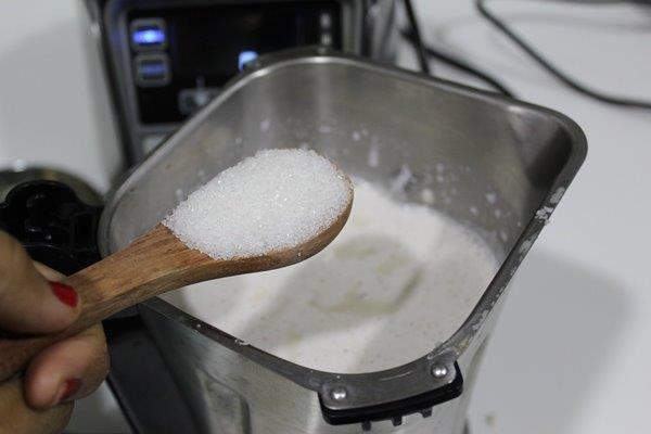Add sugar to rice flour