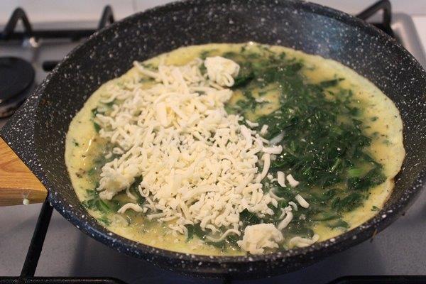 Keto Spinach Cheese Omelette 