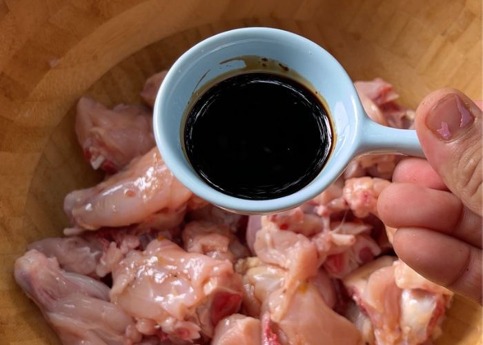 add soy sauce into chicken