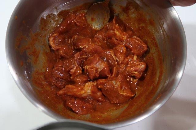 add vindaloo masala to the lamb and mix well. leave to marinate