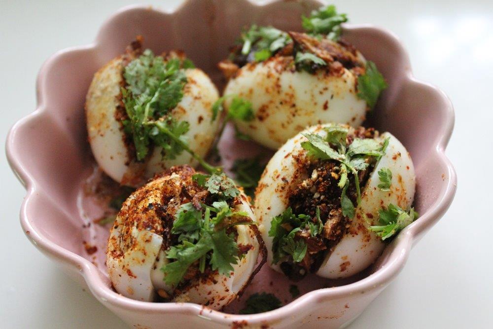 egg bhejo served in a plate