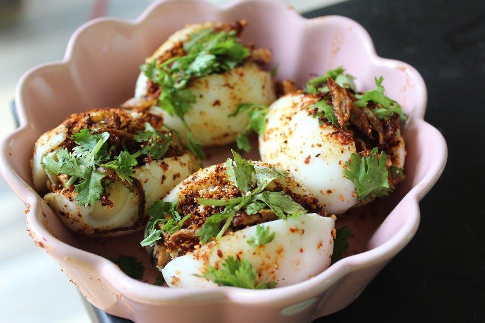 egg bhejo with fried onion, garlic and chillies