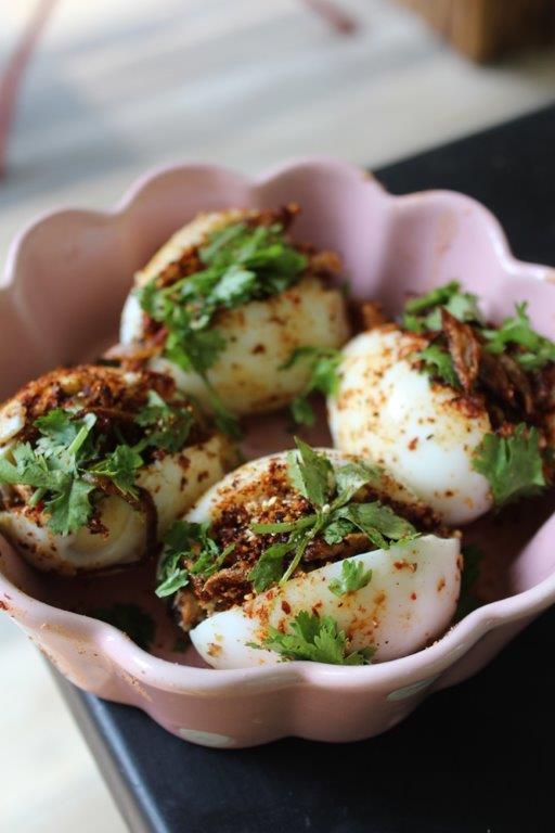 egg bhejo served with onions and peppers