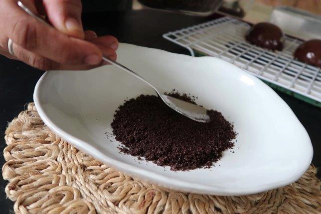 spoon chocolate soil in plate