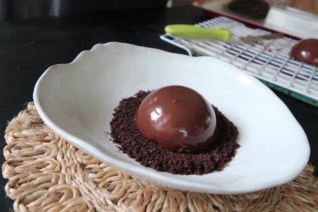 place mocha mousse dome