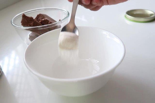 sprinkle agar agar powder over water for making mocha mousse