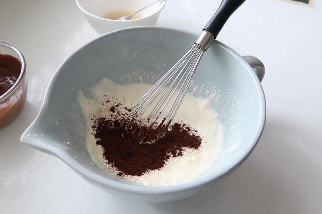 add coffee powder to cream