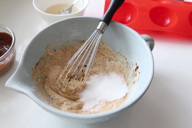 add sugar to cream