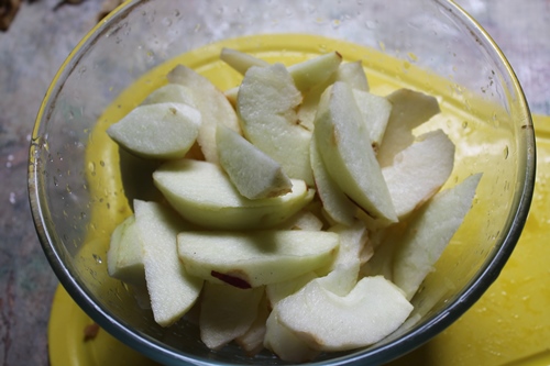 take sliced apples in a bowl