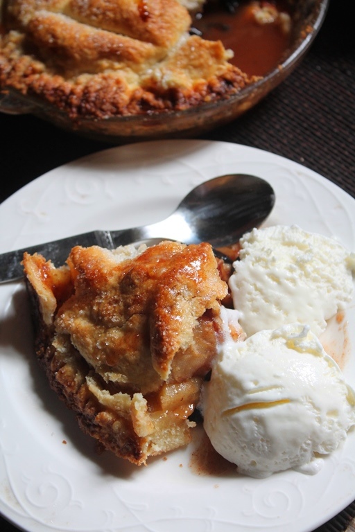 serve apple pie with ice cream