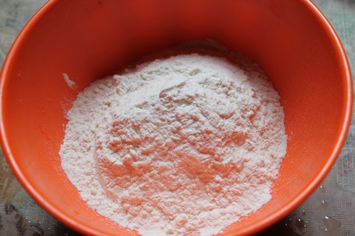 take plain flour in a bowl