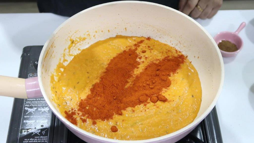 kashmiri chilli powder added in onion masala