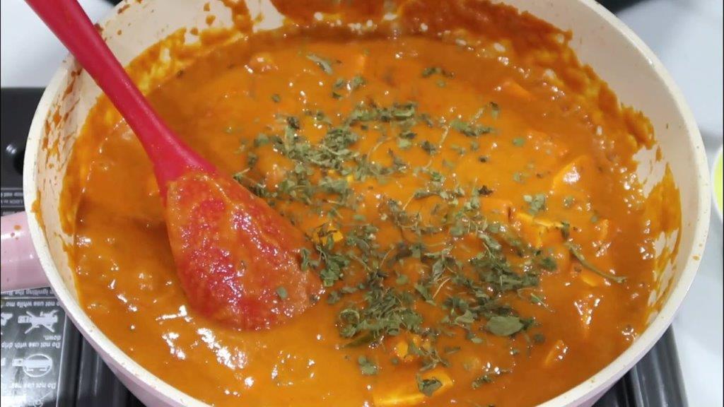 kasuri methi leaves stirred in paneer butter masala curry 